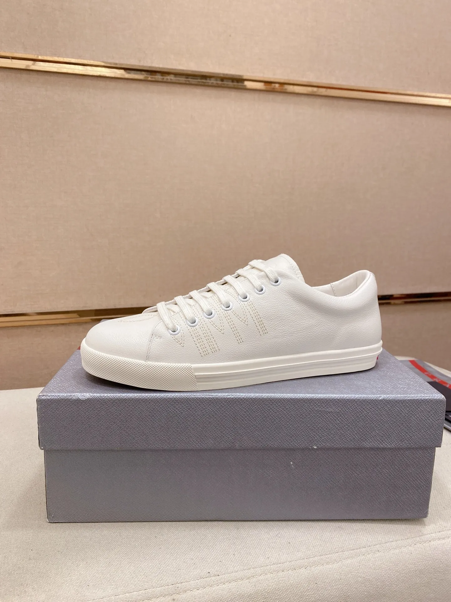 Factory price 560💰 ✔️✔️✔️Higher version High-quality new PRADA (Prada) counters are launched simultaneously. The new men's shoes and 😘fabric are made of selected first-layer cowhide with superb craftsmanship. Lining: Full cowhide lining. 👍🏿 High-end ☄️ air-cushion molded anti-slip rubber outsole, exquisite lines, simple and elegant, comfortable and high-end for leisure travel. Code number: 38 to 45